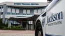 Sebuah kendaraan darurat diparkir di pintu masuk Ryder Trauma Center tempat Ibu Negara Haiti Martine Moise dirawat di Miami, Rabu (7/7/2021). Presiden Haiti Jovenel Moise dibunuh dan istrinya terluka dalam aksi penyerangan di kediaman pribadinya pada Rabu dini hari. (CHANDAN KHANNA/AFP)