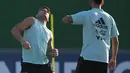 Penyerang Argentina,  Lautaro Martinez (kiri) mengontrol bola saat sesi latihan jelang pertandingan final Copa America melawan Brasil di Rio de Janeiro, Brasil, Jumat (9/10/2021).  Argentina dan Brasil akan bertanding untuk memperebutkan gelar juara Copa America 2021 di stadion Maracana. (AFP Photo/