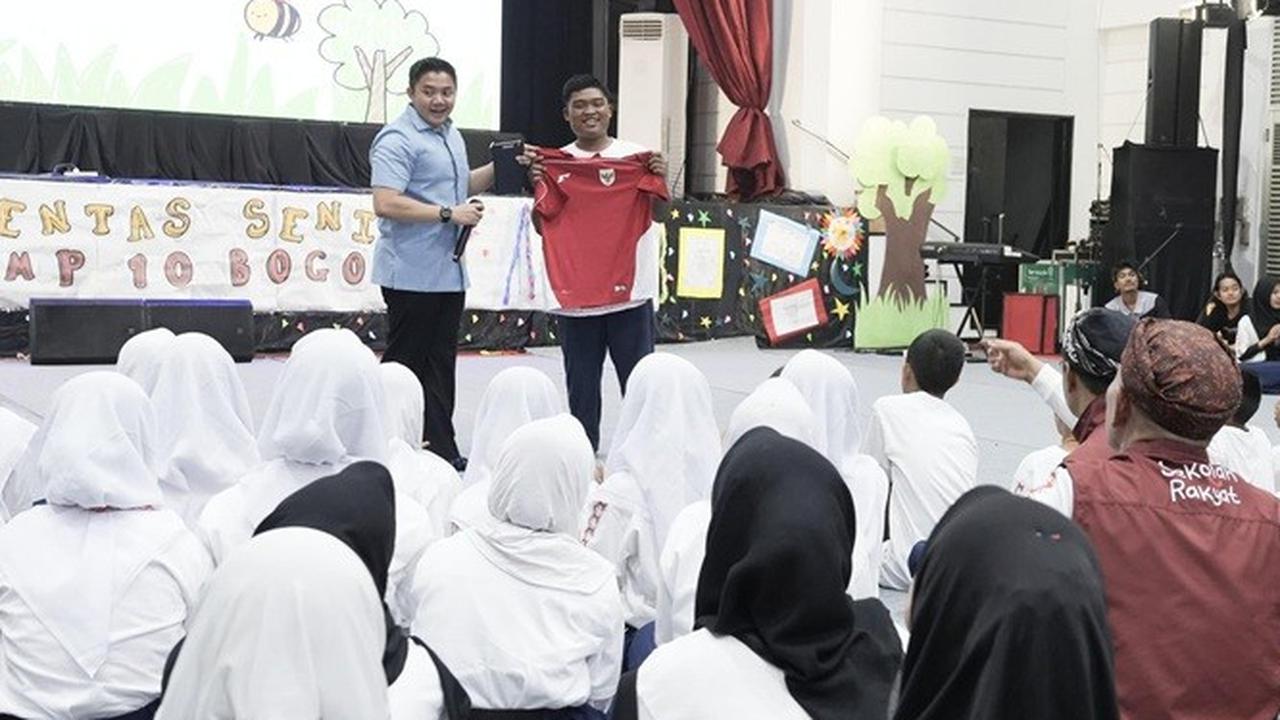 Seskab Teddy Ajak Siswa SR Lihat Paskibraka di Istana