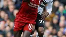 Pemain Liverpool Sadio Mane menggiring bola melewati pemain Fulham Andre-Frank Zambo Anguissa pada laga pekan ke-31 Liga Inggris di Stadion Craven Cottage, London, Minggu (17/3). Liverpool menang tipis 2-1. (AP Photo/Kirsty Wigglesworth)