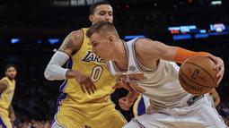 Pemain New York Knicks, Kristaps Porzingis (kiri) mencoba melewati adangan pemain Lakers, Kyle Kuzma pada lanjutan NBA basketball game di Madison Square Garden, New York, (12/12/2017). knicks menang 113-109. (AP/Andres Kudacki)