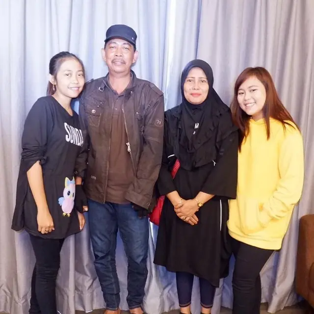 6 Potret Kedekatan Selfi LIDA dengan Mendiang Ayahnya, Penuh Kenangan