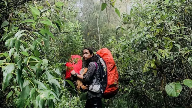 Seorang pendaki berada di Gunung Bandahara, di Aceh