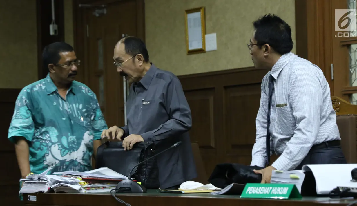Terdakwa dugaan merintangi penyidikan korupsi e-KTP, Fredrich Yunadi (tengah) bersama penasehat hukumnya usai menjalani sidang lanjutan di Pengadilan Tipikor, Jakarta, Senin (30/4). (Liputan6.com/Helmi Fithriansyah)