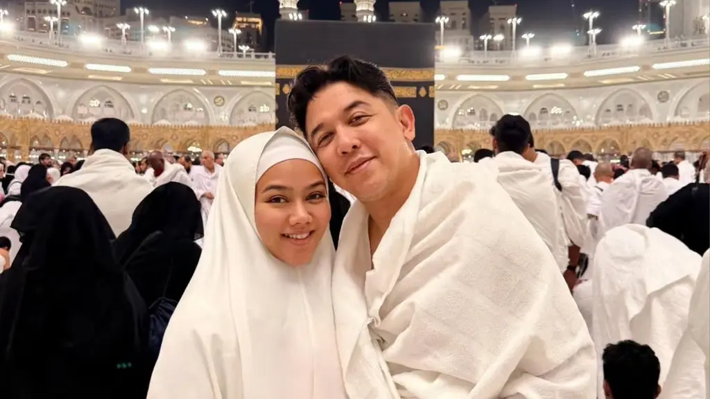 Tanpa riasan glamor, kulitnya tampak sehat dan bercahaya alami. Alis yang rapi, complexion yang terlihat bersih tanpa polesan tebal, serta bibir natural membuat wajahnya terlihat segar dan teduh. [@yurayunita].