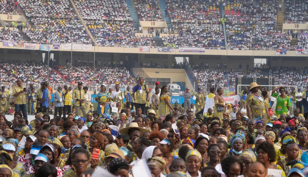 Umat memadati Stadion Martir di Kinshasa, Republik Demokratik Kongo untuk pertemuan antara Paus Fransiskus dan kaum muda, Kamis (2/2/2023). Paus Fransiskus mengutuk segala bentuk eksploitasi yang mengerikan, tidak layak bagi kemanusiaan di Kongo, di mana kekayaan mineral yang melimpah memicu perang, pengungsian, dan kelaparan. (AP Photo/Gregorio Borgia)