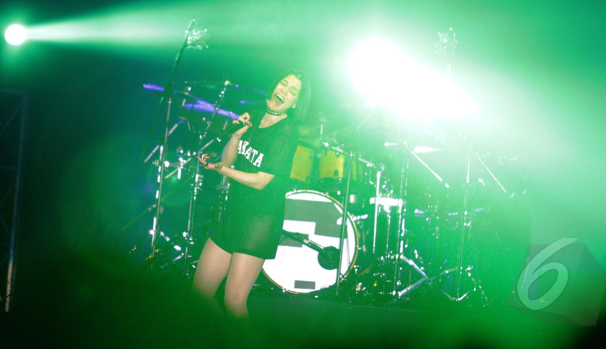 Penampilan energik dari penyanyi asal Inggris, Jessie J menutup gelaran acara Java Jazz Festival 2015 di JIExpo Kemayoran, Jakarta, Minggu (8/3/2015). (Liputan6.com/Faizal Fanani)