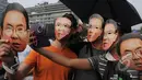 Sejumlah warga mengenakan topeng Ahok saat aksi 'Lawan Begal APBD' di Bundaran HI, Jakarta, Minggu (1/3/2015). Aksi mereka sebagai bentuk dukungan kepada Ahok yang ingin membongkar dana siluman di Pemprov DKI (Liputan6.com/Herman Zakharia)