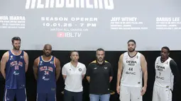 Musim 2026 langsung dibuka dengan partai sarat gengsi. Tampak dalam foto, perwakilan pemain Dewa United Banten dan Pelita Jaya Basketball serta pelatih kedua tim berfoto bersama usai konferensi pers terkait dimulainya secara resmi musim kompetisi Indonesian Basketball League (IBL) GoPay 2026 di kawasan Senayan, Jakarta, Selasa (6/1/2026). (Bola.com/M Iqbal Ichsan)