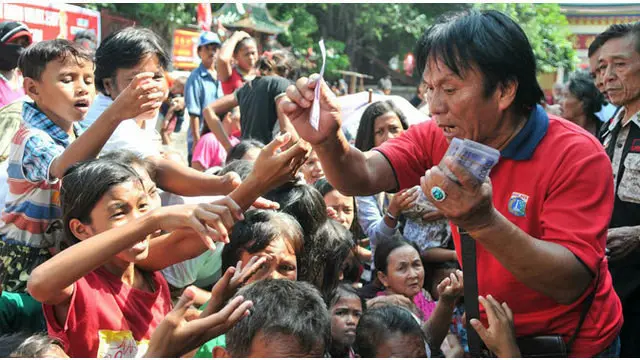 News Flash:  Pengemis Antre Angpau di Wihara Dharma Bhakti