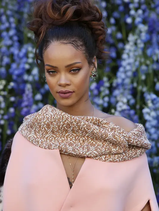 “Aku adalah gadis itu. Gadis yang merasa bahwa rasa sakit sebanyak hubungan ini, mungkin membuat beberapa orang lebih kuat dari yang lain.” ungkap Rihanna. (AFP/Bintang.com)
