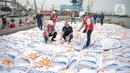 Direktur Utama Perum Bulog Budi Waseso (kiri) bersama Menteri Perdagangan Zulkifli Hasan (tengah) saat meninjau aktivitas bongkar muat beras impor di Pelabuhan Tanjung Priok, Jakarta, Jumat (16/12/2022). Perum Bulog mendatangkan 5.000 ton beras impor asal Vietnam guna menambah cadangan beras pemerintah (CBP) yang akan digunakan untuk operasi pasar. (Liputan6.com/Faizal Fanani)