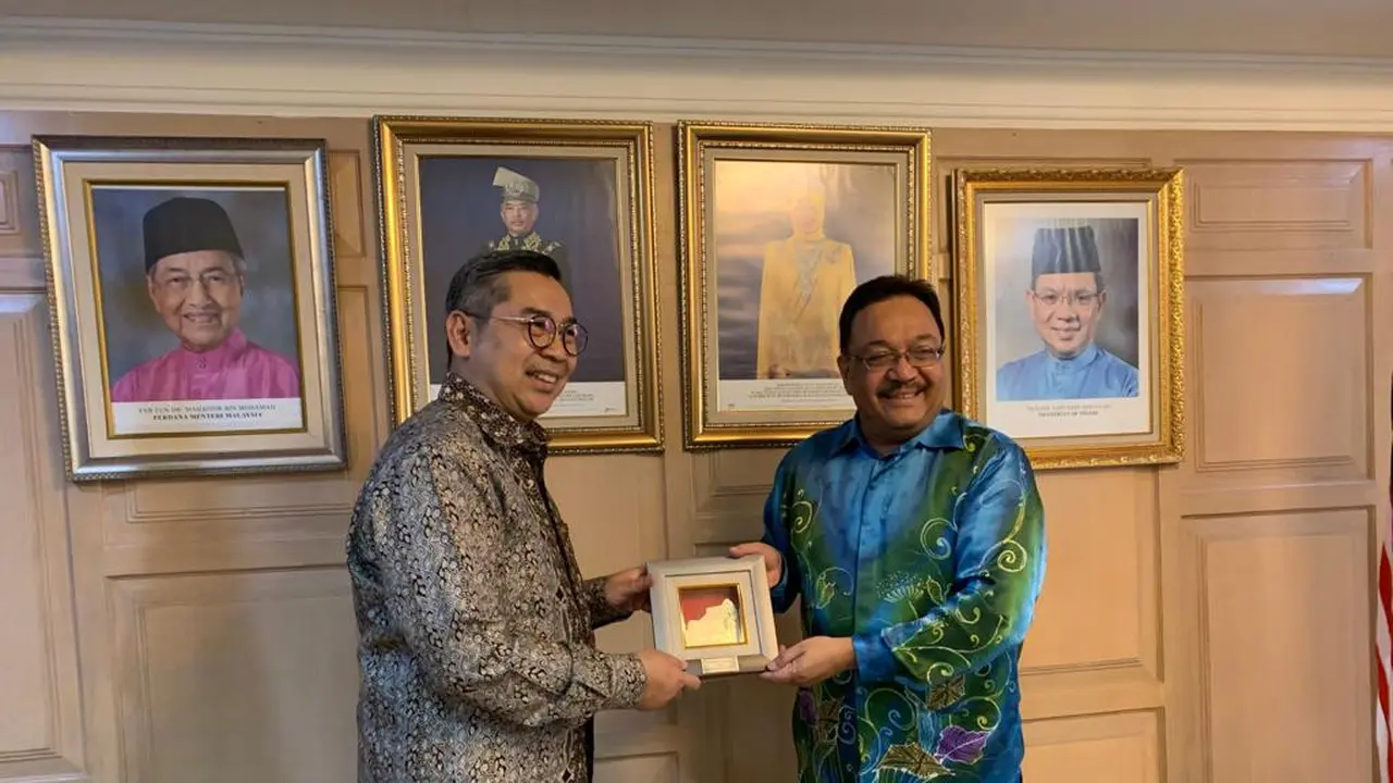 Corporate Secretary SCM (sub-holding Divisi Media Emtek Group) Gilang Iskandar (kiri) dan Duta Besar Malaysia untuk Indonesia Datuk Zainal Abidin Bakar (kanan).