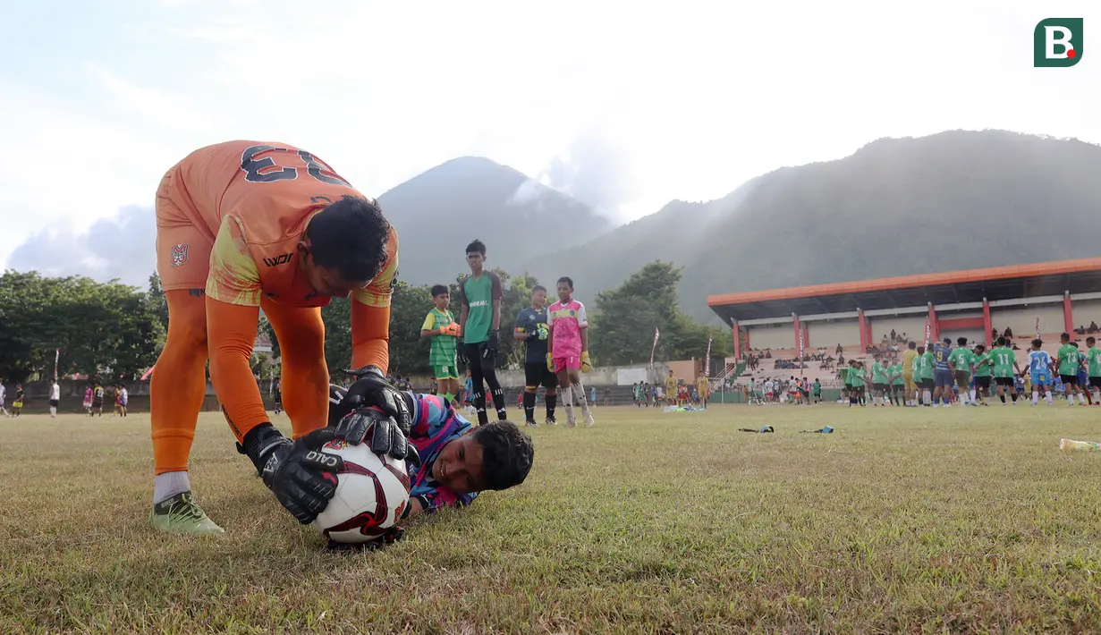 Kiper Malut United, Joko Ribowo melatih anak-anak coaching clinic di Stadion Marimoi, Tidore, Selasa (15/8/2023) sore WIB. (Bola.com/Okie Prabhowo)