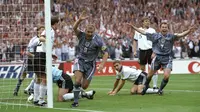 Striker legendaris Inggris, Alan Shearer, usai membobol gawang Jerman, pada semifinal Piala Eropa 1996. (UEFA). 