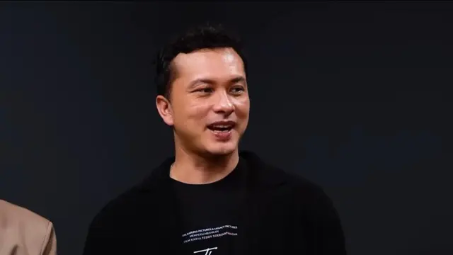 Nicholas Saputra saat berbincang di tayangan YouTube Raditya Dika