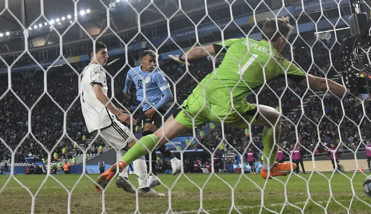 Striker Timnas Uruguay U-20, Luciano Rodriguez (tengah) melepaskan sundulan yang menghasilkan gol ke gawang Italia pada laga final Piala Dunia U-20 2023 di Unico Diego Armando Maradona Stadium, La Plata, Argentina, Senin (12/6/2023) dini hari WIB. (AP Photo/Gustavo Garello)