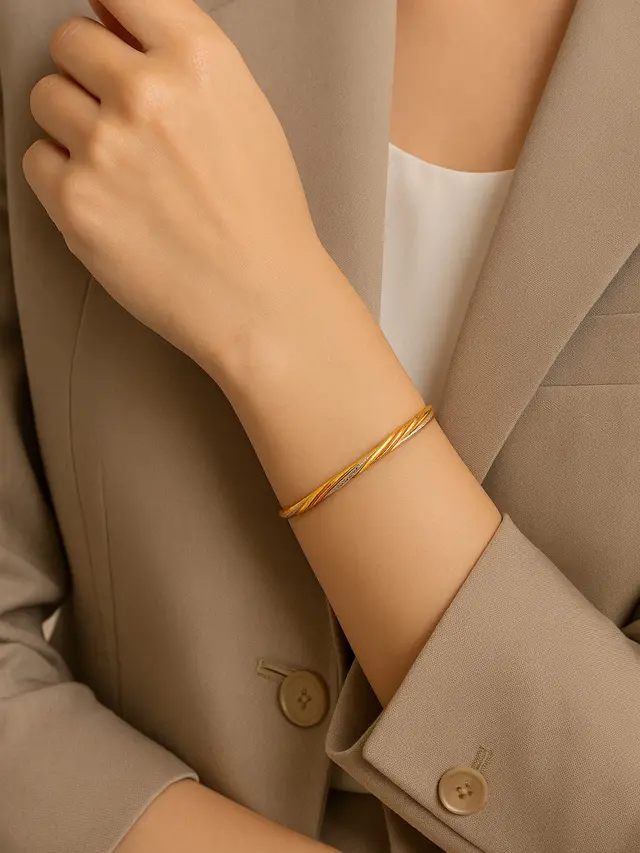 Model Gelang Emas Kadar 750 Twist Kombinasi Tiga Warna untuk Wanita Karier