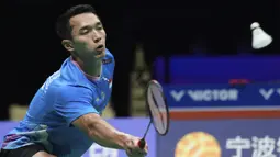 Pebulu tangkis tunggal putra Indonesia, Jonatan Christie berusaha mengembalikan bola smes yang dilepaskan wakil China, Li Shi Feng pada laga final Badminton Asia Championship 2024, Minggu (14/4/2024) di Ningbo Olympic Sports Center Gymnasium, China. (AP Photo)