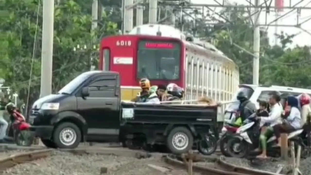 Viral Video Pengendara Terobos Jalur KRL di Bekasi Ini Jadi Sorotan