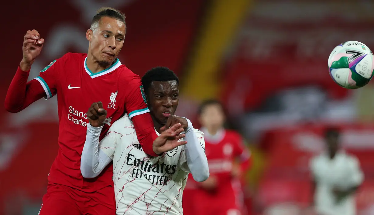 Penyerang Arsenal, Eddie Nketiah, berebut bola dengan bek Liverpool, Adam Lewis, pada laga Piala Liga Inggris di Stadion Anfield, Jumat (2/10/2020) dini hari WIB. Arsenal menang 5-4 atas Liverpool lewat adu penalti. (AFP/Peter Byrne)