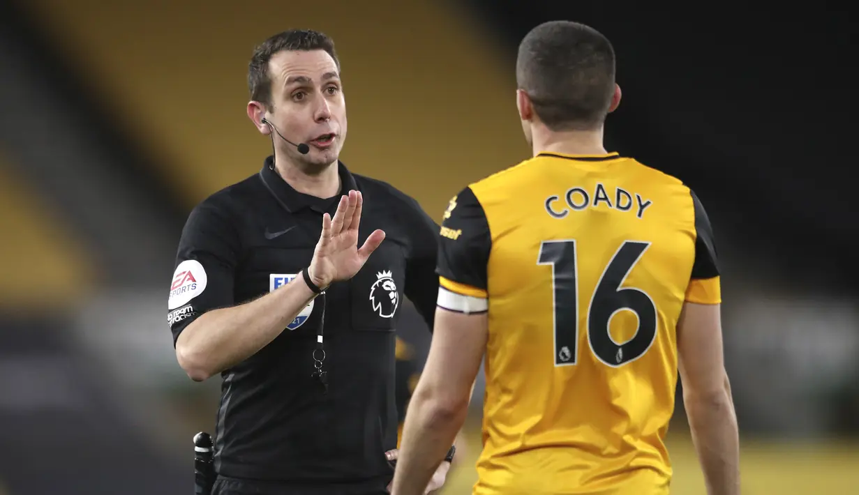 Bek merangkap kapten tim Wolverhampton Wanderers, Conor Coady berdebat dengan wasit David Coote saat menghadapi Leeds United dalam laga Lanjutan Liga Inggris 2020/21 pekan ke-25 di Molineux Stadium, Jumat (19/2/2021). Wolverhampton menang 1-0 atas Leeds. (AP/Alex Pantling/Pool)