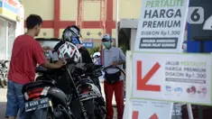 Petugas SPBU mengisi bahan bakar jenis pertalite kepada pengguna sepeda motor di Pamulang, Tangerang Seatan, Banten, Senin (21/9/2020). Pertamina memberi diskon harga BBM jenis pertalite di Tangerang Selatan dan Bali, dari Rp 7.650 menjadi Rp 6.450 per liter. (merdeka.com/Dwi Narwoko)