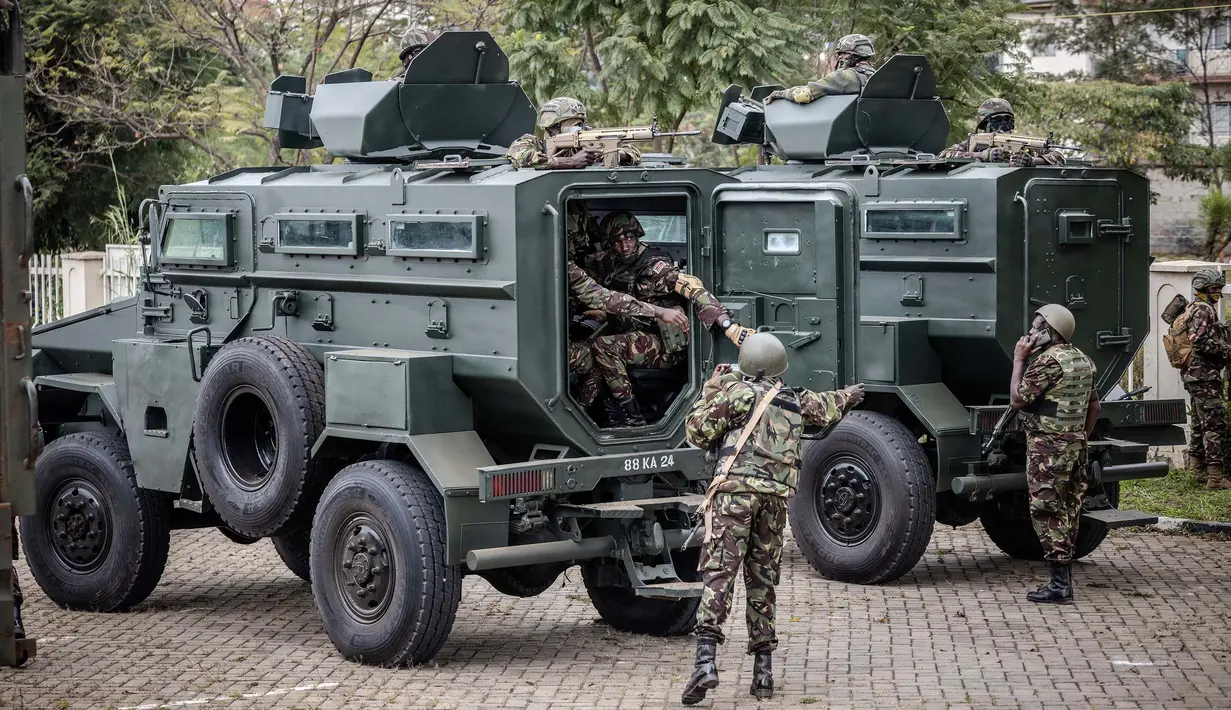 Massa yang menentang usulan pajak baru membakar sebagian gedung parlemen di ibu kota Nairobi. (LUIS TATO/AFP)