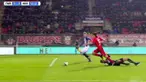 Aksi kurang terpuji ini hasilkan penalti saat pemain pinjaman dari Manchester City Enes Unal berhasil mengelabui wasit. (BallBall Video)