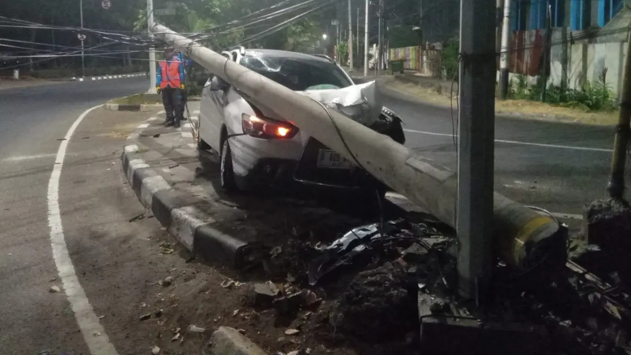 Mobil Hantam Tiang Listrik di Pluit Utara