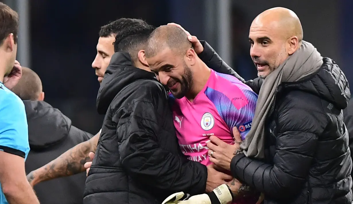 Pelatih Manchester City, Pep Guardiola (kanan) memberi selamat kepada bek Kyle Walker yang menggantikan kiper Claudio Bravo usai pertandingan melawan Atalanta pada Grup C Liga Champions di stadion San Siro, Milan, Italia (6/11/2019). City bermain imbang 1-1 atas Atalanta. (AFP Photo/Miguel Medina)