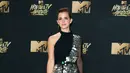 Emma Watson saat menghadiri MTV Movie and TV Awards di Shrine Auditorium, Los Angeles (7/5). Emma Watson tampil cantik dengan gaun hitam pendeknya bermotif anting logam-logam. (AFP Photo/ Jean-Baptiste Lacroix)