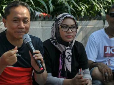 Ketua MPR RI saat ngobrol bareng Melek Indonesia dan 18 komunitas se-Jabodetabek di acara CFD, Jakarta, Minggu (3/4/2016). Melek Indonesia undang Zulkifli Hasan dan 18 komunitas untuk mencintai  olahraga. (Liputan6.com/Yoppy Renato)