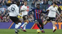 Gelandang Barcelona, Franck Kessie menggiring bola saat bertanding melawan Valencia selama pertandingan lanjutan La Liga Spanyol di stadion Camp Nou, Spanyol, Minggu (5/3/2023). Barcelona menang tipis atas Valencia dengan skor 1-0. (AP Photo/Joan Monfort)