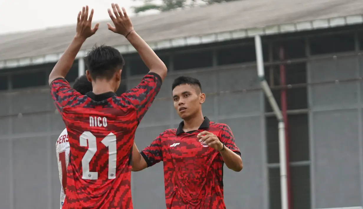 Selebrasi pemain Persija Jakarta, Sandi Samosir (kanan) dengan Alfriyanto Nico setelah mencetak gol ke gawang Persipu FC pada laga uji coba menjelang bergulirnya Liga 1 musim 2023/2024 di Persija Training Center, Nirwana Park, Bojongsari, Depok, Sabtu (10/6/2023) sore WIB. (Dok. Persija)