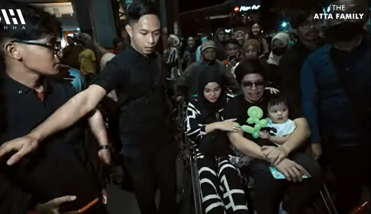 Menurut Atta Halilintar, ini merupakan momen pertamanya baby Ameena naik becak. Kehadiran Aurel, Atta dan baby Ameena menarik perhatian masyarakat. [Youtube/AH]