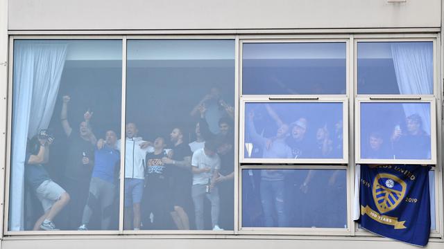 Leeds United Promosi ke Premier League, Suporter Ramaikan Elland Road