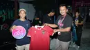 Seorang pemenang games berfoto dengan hadiah berupa jersey Tim Nasional Indonesia dalam acara nonton bareng Liga Inggris bertajuk Roaring Night yang dipersembahkan oleh jaringan hemat dan cepat Tri di Kafe Stay With Me, Pangkalpinang, Sabtu (11/11/2023). (Istimewa)