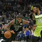 Point guard Celtics Kyrie Irving menerobos pertahanan Timberwolves di laga NBA