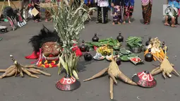 Berbagai hasil bumi dibawa petani Kendeng saat aksi di depan Istana Negara, Jakarta, Kamis (2/8). Dalam aksinya, mereka melakukan tradisi Brokohan memperingati pertemuan mereka dengan Presiden Jokowi. (Liputan6.com/Helmi Fithriansyah)