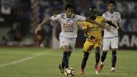Gelandang Arema FC, Hanif Sjahbandi, saat pertandingan melawan Sriwijaya FC pada laga perempat final Piala Presiden di Stadion Manahan, Solo, Minggu, (4/2/2018). Sriwijaya FC menang 3-1 atas Arema FC. (Bola.com/M Iqbal Ichsan)