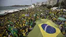 Pendukung Presiden Brasil Jair Bolsonaro membawa bendera nasional di sepanjang Pantai Copacabana pada Hari Kemerdekaan di Rio de Janeiro, Selasa (7/9/2021). Ribuan orang tersebut terbagi dalam dua kubu yaitu pendudukung serta penentang Presiden Brasil Jair Bolsonaro. (AP Photo/Bruna Prado)