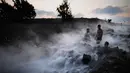 Wisatawan berendam di kolam air panas di utara Dataran Tinggi Golan yang diduduki Israel, 4 November 2017. Air mengalir dari aliran pipa pengeboran di Lembah Hula yang merupakan upaya mengurangi kekeringan di kawasan pertanian. (ENAHEM KAHANA/AFP)