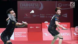 Ganda campuran Indonesia, Tontowi Ahmad/Liliyana Natsir saat melawan Zhang Nan/ LIU Xuanxuan (China) di perempat final Indonesia Masters 2018 di Istora Senayan, Jumat (26/1). Tontowi/Liliyana unggul 21-18 21-19. (Liputan6.com/Helmi Fithriansyah)