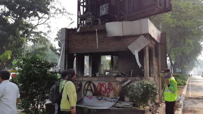 Pos polisi di depan Kemenpora, Jakarta, rusak dan dibakar massa pendemo. (Liputan6.com/ Fachrur Rozie)