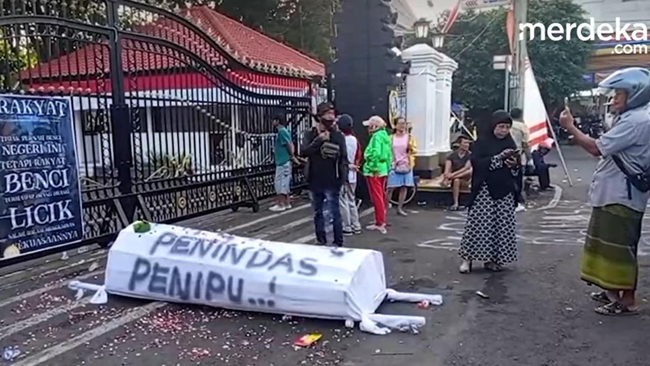 VIDEO: Situasi Terkini Demo Pati: Warga Hadiahkan Keranda Mayat, Tuntut Bupati Mundur