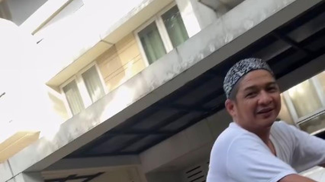 Penampilan Pasha Ungu Temani Anak Bersepeda, Kenakan Kaos Oblong dan Peci - Gaya Khas Bapak-Bapak