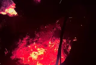Lubang yang menganga dengan pijar merah menyala di lokasi kebakaran hutan dan lahan (karhutla) di Kalimantan menjadi tanda adanya bahaya tersembunyi. (Foto: Tangkapan Layar Sosmed)