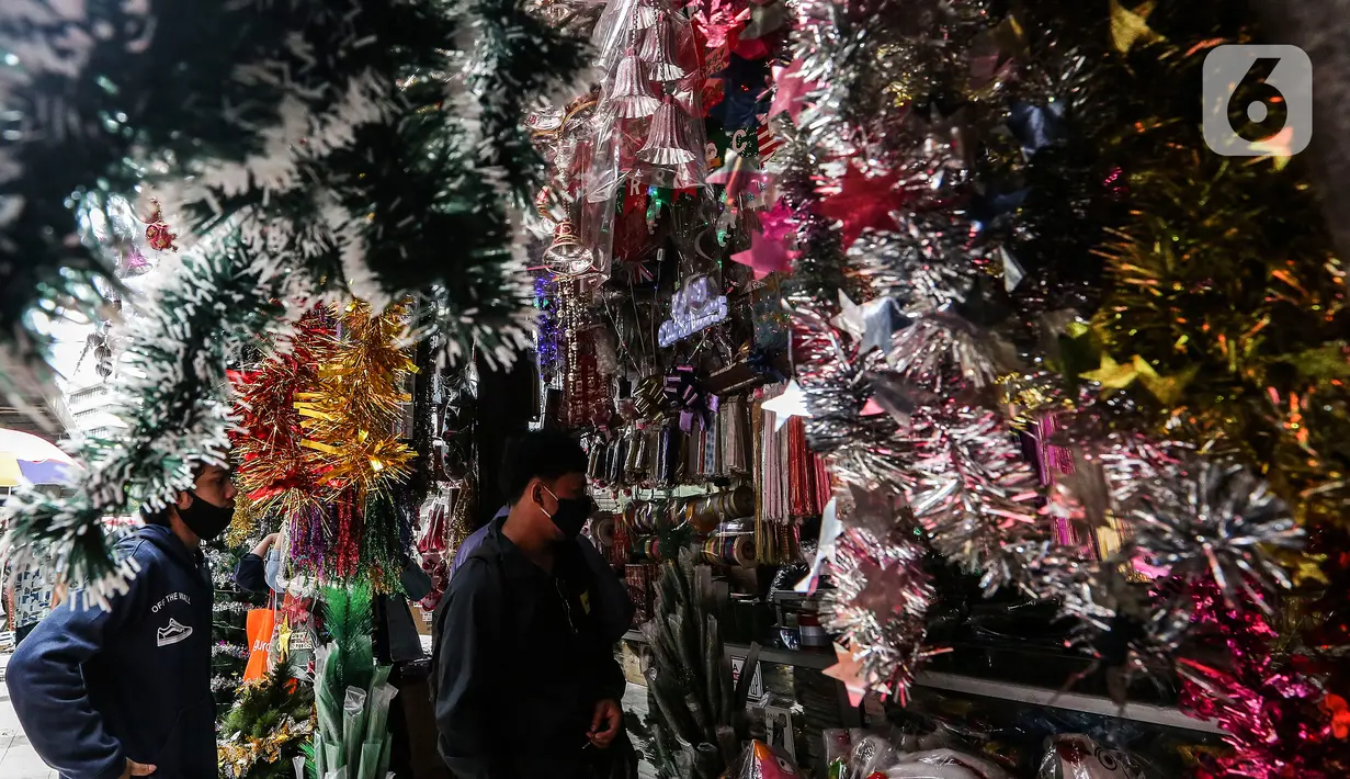 Seorang pria mencari pernak-pernik Natal di Pasar Asemka, Jakarta, Rabu (16/12/2020). Jelang Natal, para pedagang di Pasar Asemka mulai menjajakan pernak-pernik. Pohon Natal, lonceng, hingga kartu ucapan. (Liputan6.com/Johan Tallo)