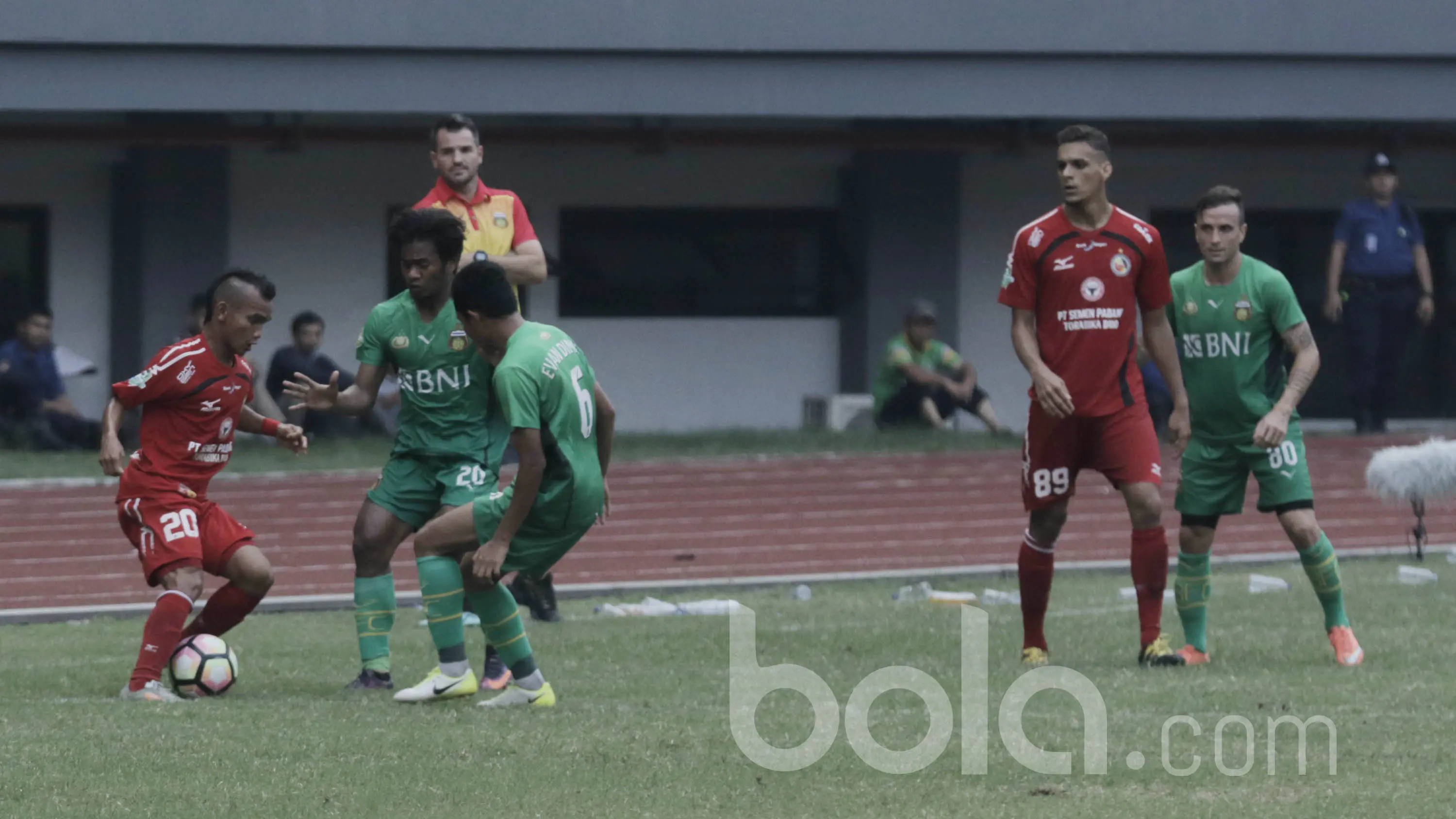 Pemain Semen Padang, Riko Simanjuntak, saat laga melawan Bhayangkara FC di Stadion Patriot, Bekasi, Sabtu (20/05/2017). Bhayangkara FC menang 1-0. (Bola.com/M Iqbal Ichsan)